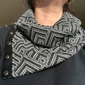 Snappy Scarf NWT